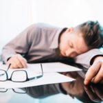 Postura correcta ante el ordenador: dormir poco afecta trabajo heelespana 150x150 - HeelEspaña