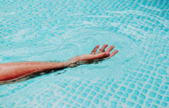 Cómo afecta el cloro de la piscina a tu piel: cloro piscina problemas heelespana e1563369309312 - HeelEspaña