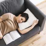 Beneficios de la siesta | 8 excusas para echar una cabezadita: mujer durmiendo siesta heelespana 150x150 - HeelEspaña