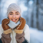 Guía de cuidados para la piel sensible: mujer abrigada invierno heelespana 150x150 - HeelEspaña