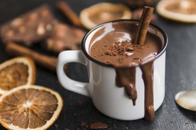 5 sopas sanas y calentitas para combatir el frío: taza chocolate caliente heelespana - HeelEspaña