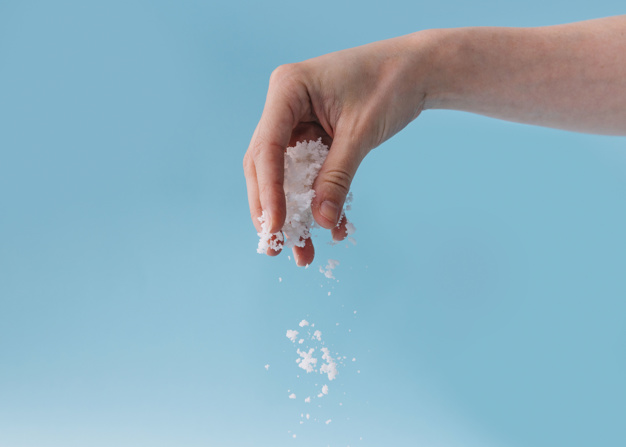 9 alimentos que dan energía y vitalidad: sal esparcida mano heelespana - HeelEspaña