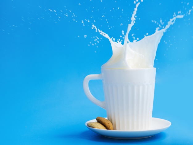 9 alimentos que dan energía y vitalidad: taza leche galletas heelespana - HeelEspaña