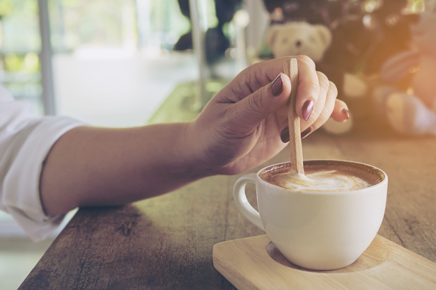 5 cosas que NO debes hacer antes de dormir: mujer preparando taza cafe caliente heelespana - HeelEspaña