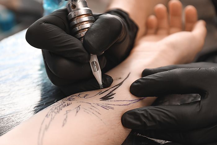 Elige un buen profesional y evita los efectos de los tatuajes