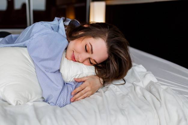 ¿Cuál es la mejor postura para dormir bien y descansar?: mujer acostada boca abajo - HeelEspaña