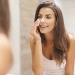 5 errores en tu rutina facial antes de dormir: agua micelar 1 150x150 - HeelEspaña