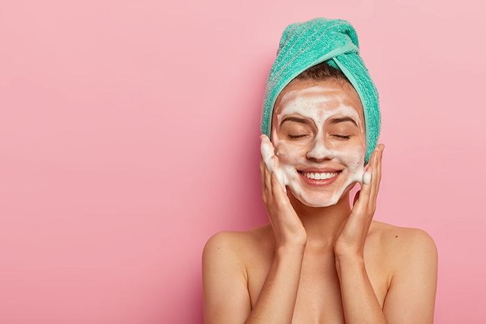 5 errores en tu rutina facial antes de dormir: lavarse la cara - HeelEspaña