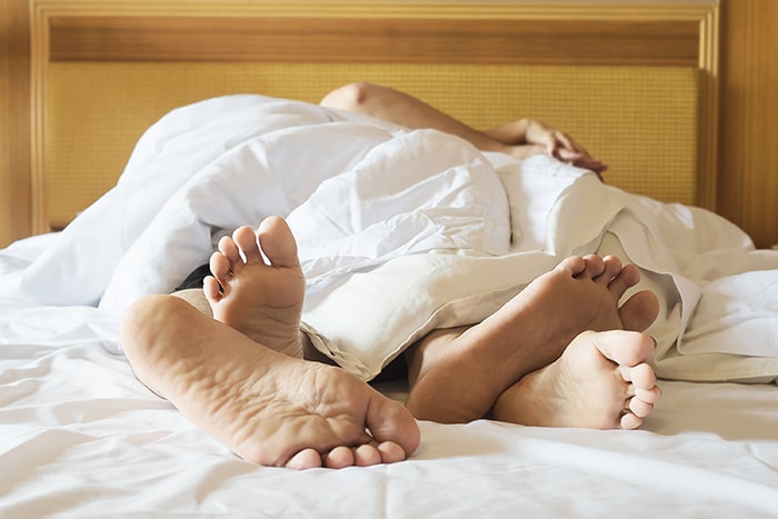 dormir desnudo, mas conexión con la pareja