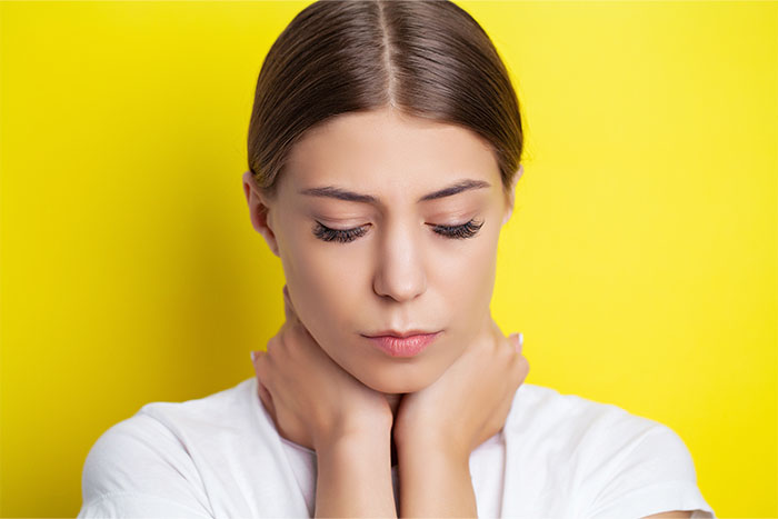 Mucosidad en la garganta producida por rinitis: garganta dolor - HeelEspaña