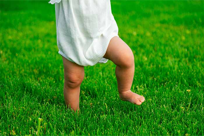 Los bebés pueden andar descalzos 
