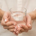 Agua vs. bebidas isotónicas:¿cuál opción para evitar la deshidratación?: beber agua 150x150 - HeelEspaña