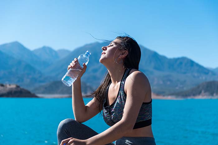 ¿Cuántos litros de agua al día debemos beber en verano?: beber agua - HeelEspaña