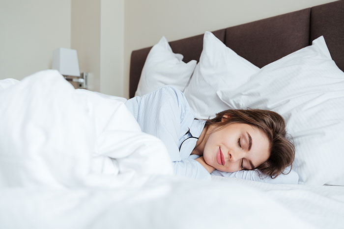 ¿Ducharse por la mañana o por la noche influye para dormir mejor?: dormir bien - HeelEspaña