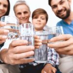 Agua vs. bebidas isotónicas:¿cuál opción para evitar la deshidratación?: litros agua 150x150 - HeelEspaña