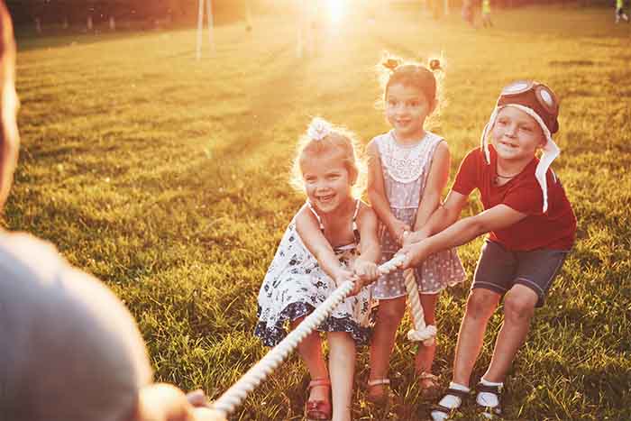 Cómo subir las defensas en niños: consejos y recomendaciones: ninos jugando - HeelEspaña