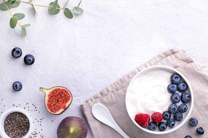 7 desayunos sin gluten para empezar bien el día: yogurt frutas - HeelEspaña