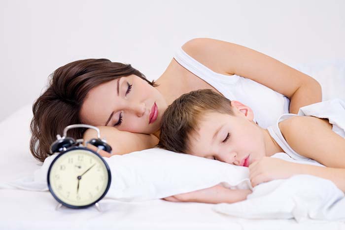 ¿Cuál es la mejor hora para dormir y descansar mejor?: madre hijo dormir - HeelEspaña
