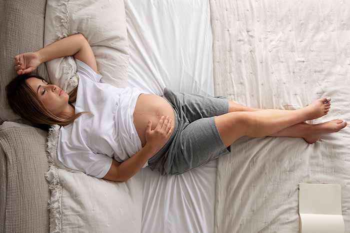 Insomnio en el embarazo: qué lo provoca y cómo tratarlo: embarazada cama - HeelEspaña
