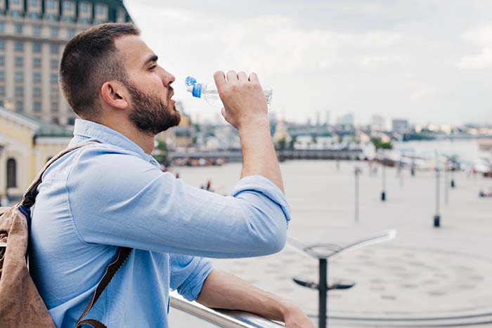 Agua vs. bebidas isotónicas:¿cuál opción para evitar la deshidratación?: estar hidratado - HeelEspaña