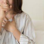 ¿Qué causa la tos y el dolor de garganta y cómo tratarlos?: tos dolor garganta 1 150x150 - HeelEspaña