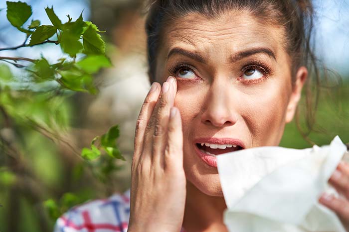 Ojo irritado por contaminantes ambientales: irritacion ojo polen - HeelEspaña